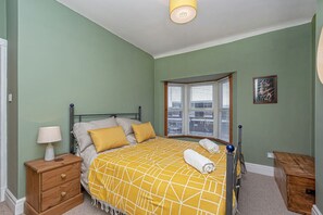 3 chambres, bureau, fer et planche à repasser, lit parapluie