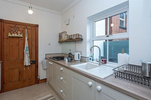 Frigorífico, microondas, horno y placa de cocina