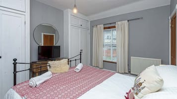 3 bedrooms, desk, iron/ironing board, travel crib