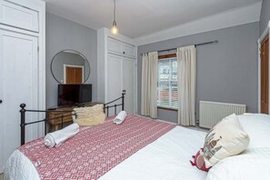 3 soverom, skrivebord, strykejern/-brett og reiseseng for barn