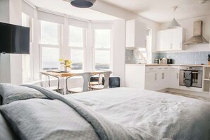 1 soverom, skrivebord, strykejern/-brett og reiseseng for barn