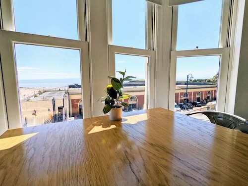 Barry Island Paget House · Barry Island Beachfront Getaway + Private Parking