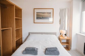 1 Schlafzimmer, Schreibtisch, Bügeleisen/Bügelbrett, Reisekinderbett