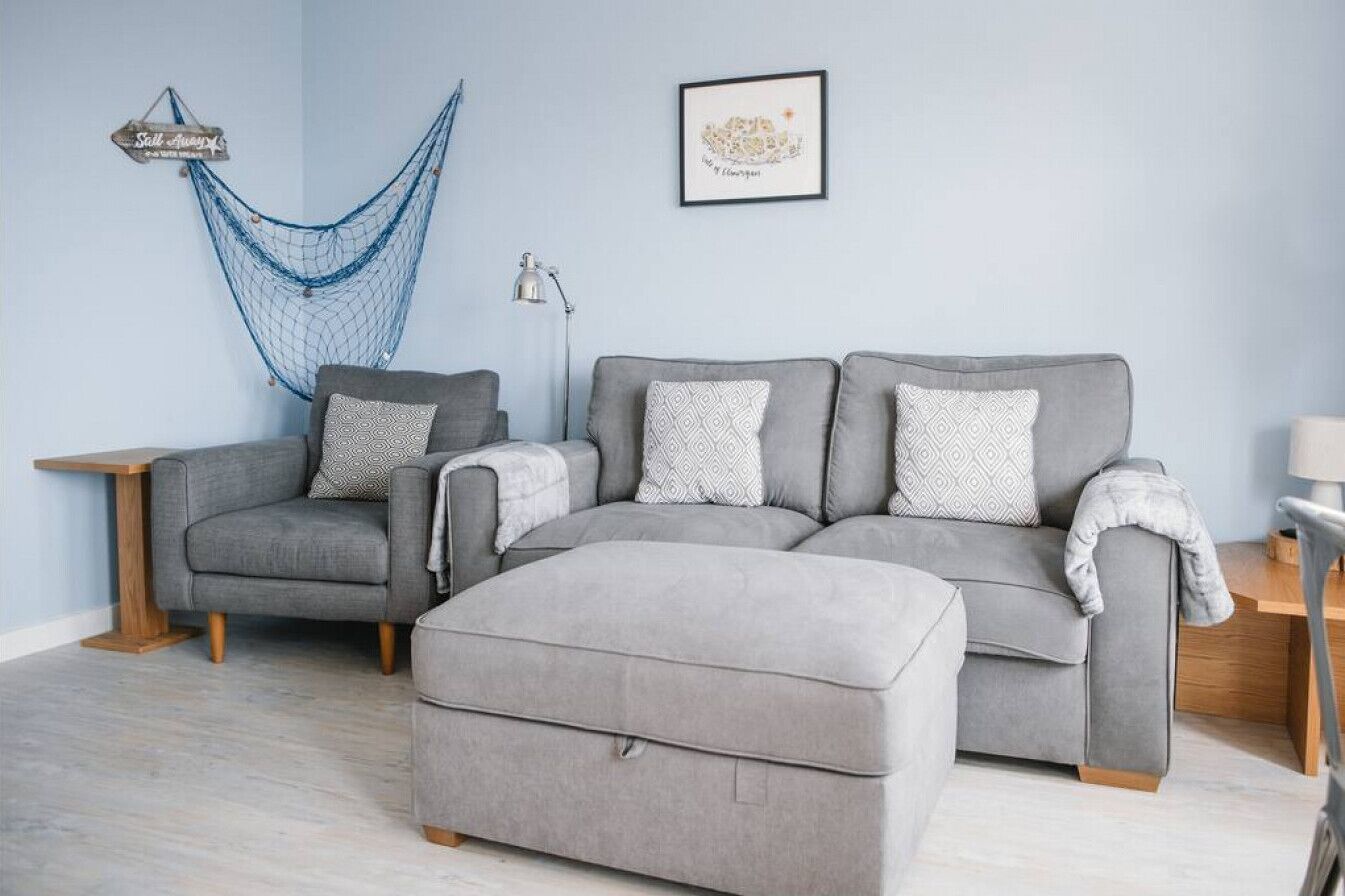 Smart TV, books, stereo