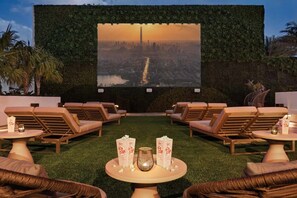 Property grounds - Luxury Condo, Stunning Ocean views, Free Parking! (Hollywood)