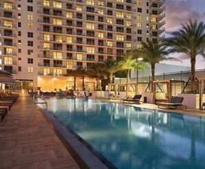 Outdoor pool - Luxury Condo, Stunning Ocean views, Free Parking! (Hollywood)