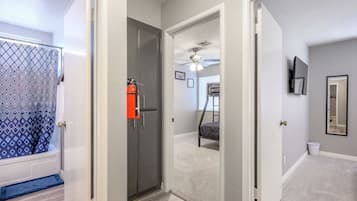 4 chambres, bureau, fer et planche Ă  repasser, lit parapluie