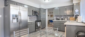 Vegas Retreat with heated pool/spa minutes from Harry Reid airport & the Strip! 