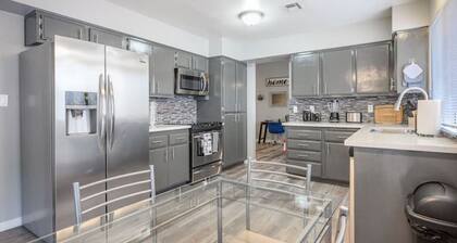Vegas Retreat with heated pool/spa minutes from Harry Reid airport & the Strip!
