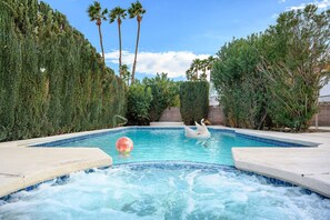 Alberca al aire libre y alberca climatizada