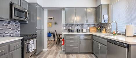 冷蔵庫、電子レンジ、オーブン、コンロ