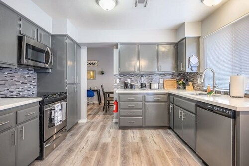 Vegas Retreat with heated pool/spa minutes from Harry Reid airport & the Strip! 