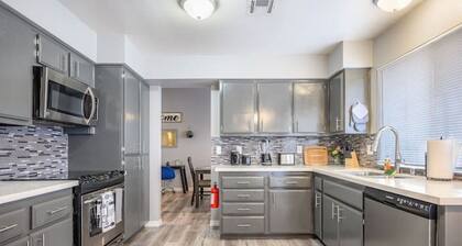 Vegas Retreat with heated pool/spa minutes from Harry Reid airport & the Strip!