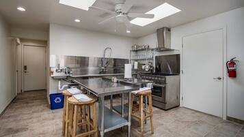 Fridge, oven, stovetop, coffee/tea maker