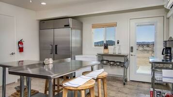 Fridge, oven, stovetop, coffee/tea maker