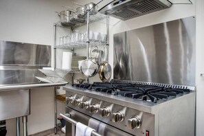 Kühlschrank, Ofen, Herdplatte, Wasserkocher mit Kaffee-/Teezubehör