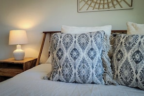 3 bedrooms, free WiFi, bed sheets - Creosote House with Private Marble Hot Springs (Twentynine Palms)