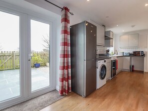 Fridge, dishwasher, electric kettle, toaster - Lowenek (Bodmin)