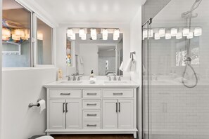 Bañera con ducha, bidet