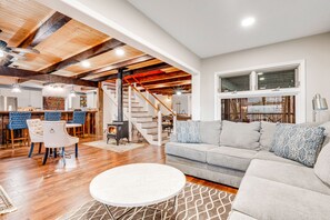 TV, caminetto, libri, studio