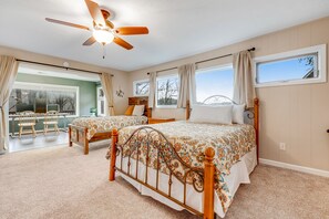 3 bedrooms, desk, iron/ironing board, WiFi - Stunning 2-level mountain home, game room, furnished decks, firepit (Banner Elk)