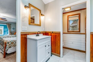 3 habitaciones, escritorio, tabla de planchar con plancha y wifi