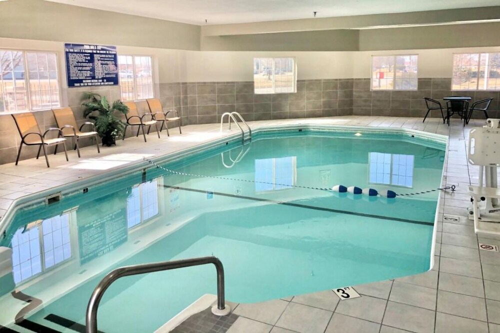 Comfort and Convenience! Pool, Free Parking, Near Union Pacific Museum