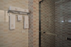 Kahden hengen standard-huone | Kylpyhuone | Suihku, tohvelit, pyyhkeet