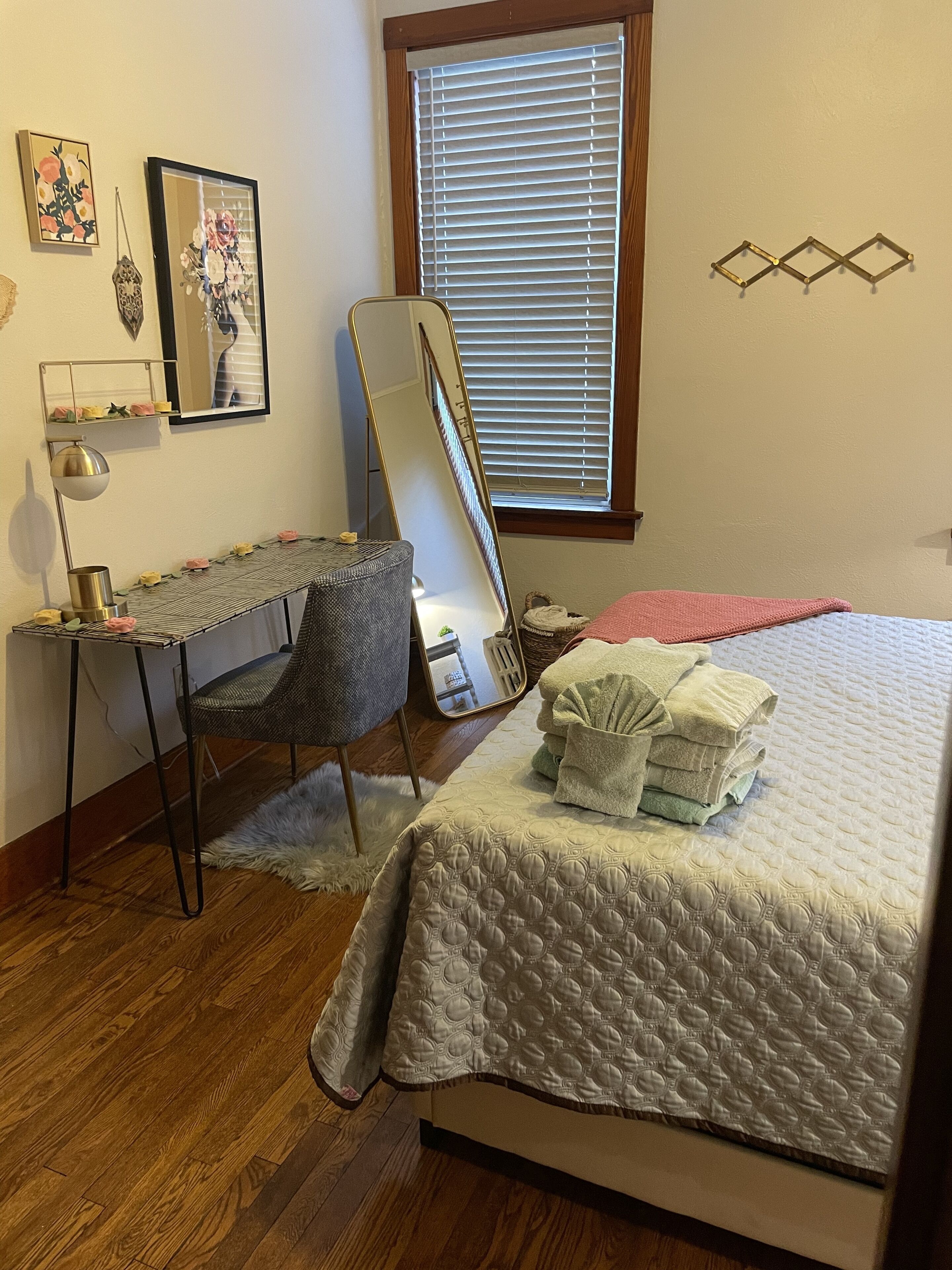 Charming Historic 2BR/1BA in DOWNTOWN EAST DUNDEE