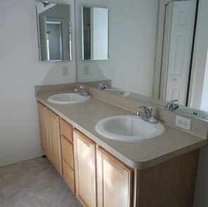 Duschwanne, Haartrockner, Handtücher