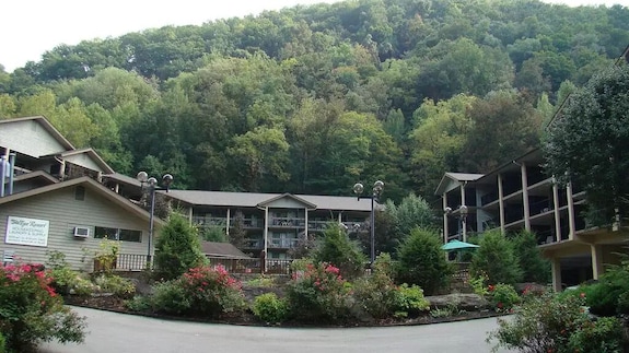 Tree Tops Resort Minutes From Down Town Gatlinburg Reviews Deals Tree Tops Resort Minutes From Down Town Gatlinburg Reviews Deals