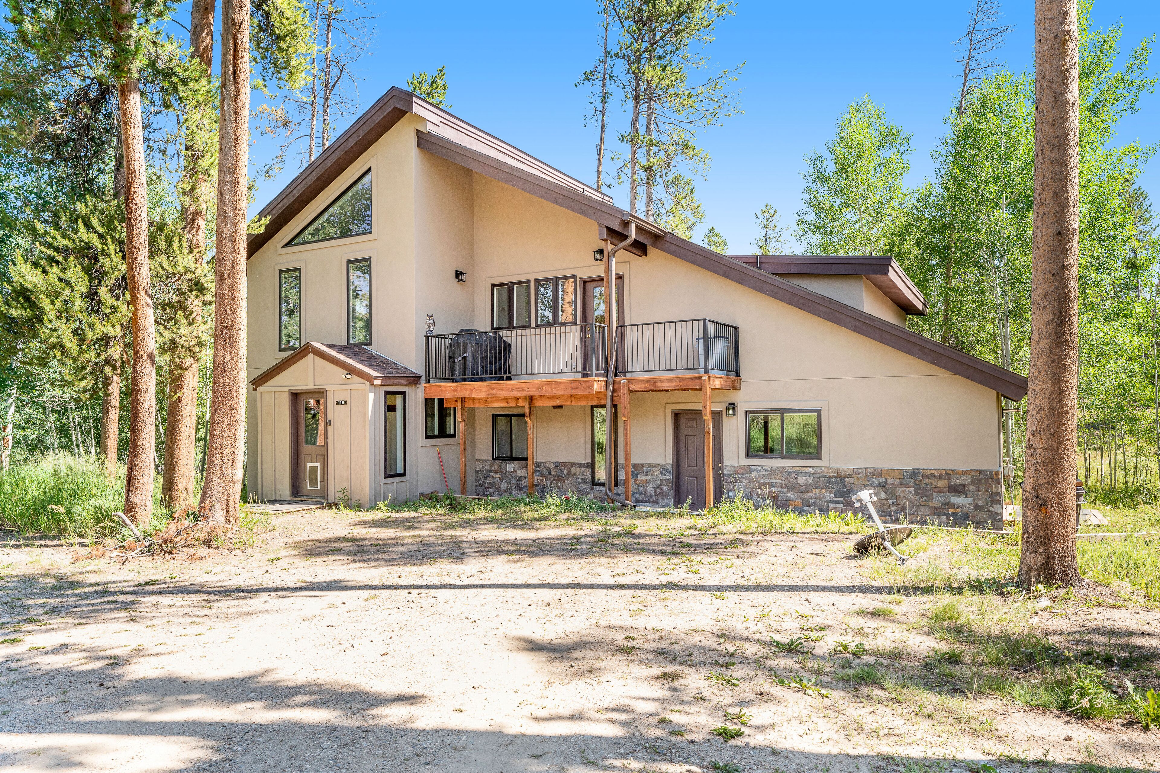 Two-story dog-friendly getaway with WiFi, wood-burning fireplace, & washer/dryer