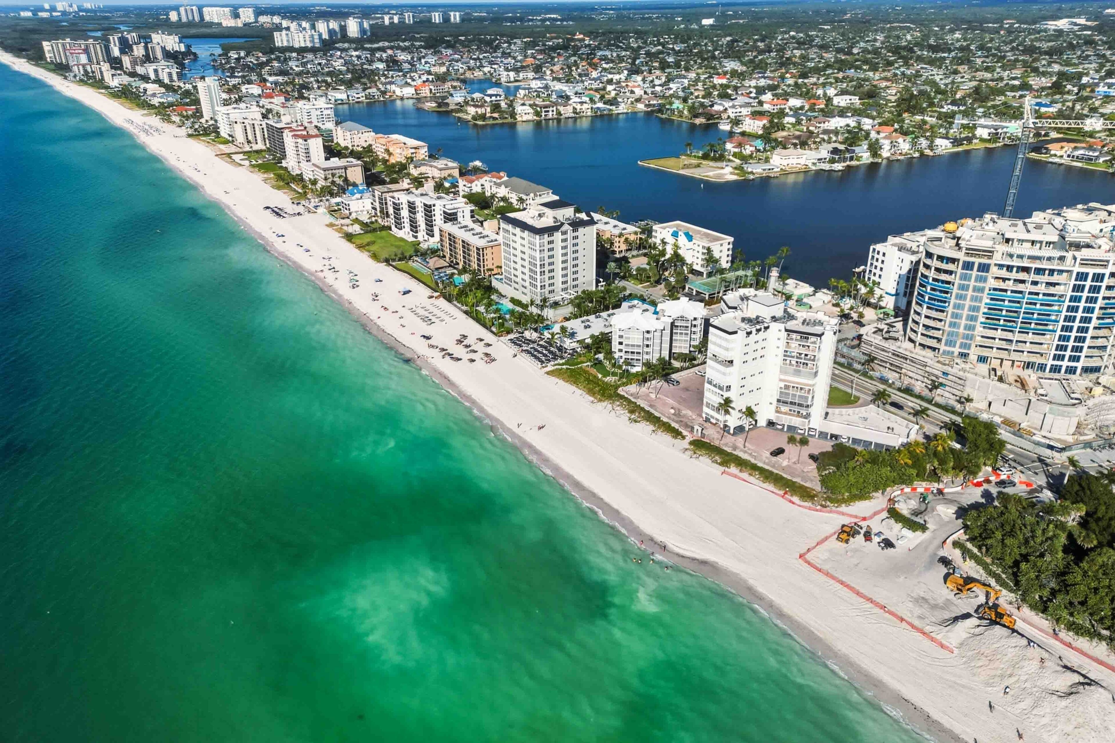 بالقرب من الشاطئ