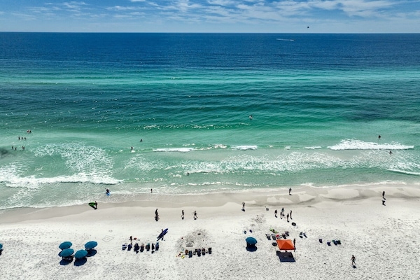 Playa en los alrededores y camastros
