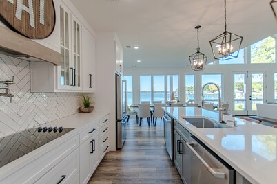 Lakehouse Getaway! Perfect For Boating Swimming Fishing Kayaking