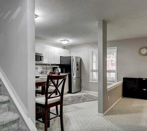 Kühlschrank, Mikrowelle, Wasserkocher mit Kaffee-/Teezubehör