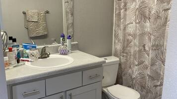 Ensemble douche/baignoire, sĂšche-cheveux, serviettes fournies, savon