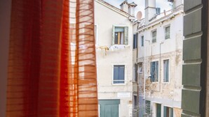 A narrow street with buildings on either side. - CA SORANZO (Venice)