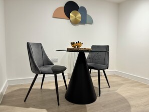 Lydisolert, strykejern/-brett og wi-fi (inkludert)