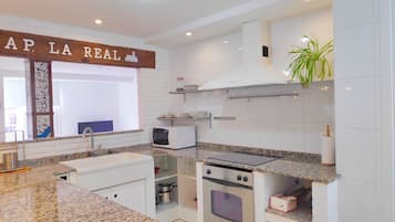 Frigorífico, microondas, horno y placa de cocina