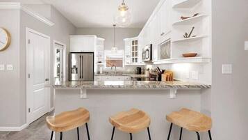 Kjøleskap, mikrobølgeovn, ovn og kokeplater