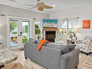 تلفزيون، مدفأة، ألعاب فيديو، كُتُب