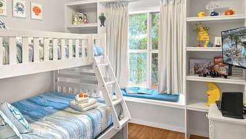 3 makuuhuonetta, silitysrauta/-lauta, vauvan matkasänky, Wi-Fi