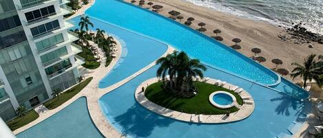 Piscina a l'aire lliure i piscina climatitzada