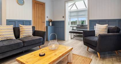 Cartwright's Cottage - Pool, Sports Courts, Park