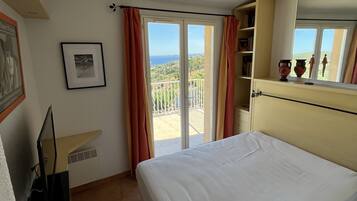 3 chambres, fer et planche Ă repasser