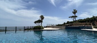 65 m² air-conditioned Mazet with sea view. New in 2023: renovated swimming pool.