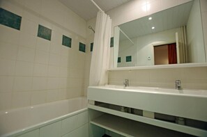 Bathtub - 20m from resort center, 2nd floor, view lake, balcony, tv, ski locker, 53m², Tignes (Tignes)