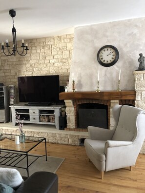 Télévision, cheminée, lecteur de DVD