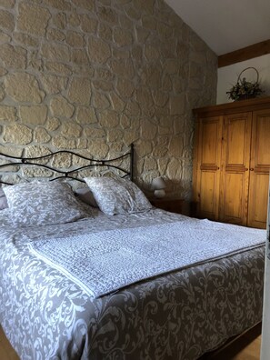 4 bedrooms, desk, iron/ironing board, travel crib